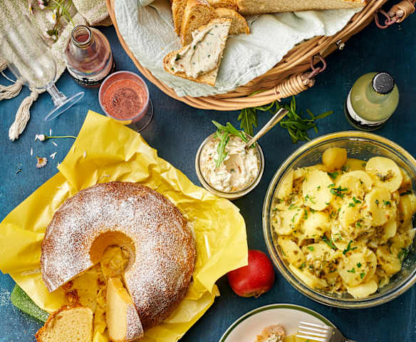 Pique-nique : salade de pommes de terre, dip roquette-tomates, pain d'épeautre, kouglof au citron