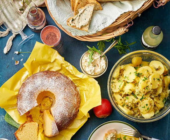 Picknick: Kartoffelsalat, Dinkelbrot, Rucola-Tomaten-Dip, Zitronengugelhopf