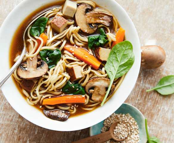Nudelsuppe mit Räuchertofu