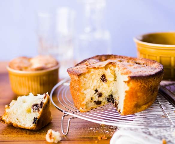 Gâteau au yaourt, pommes et raisins secs