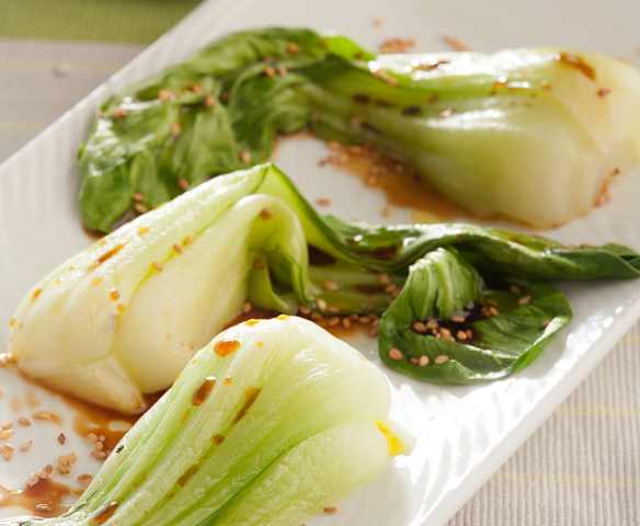 Pak choi al vapor con aliño de soja y sésamo