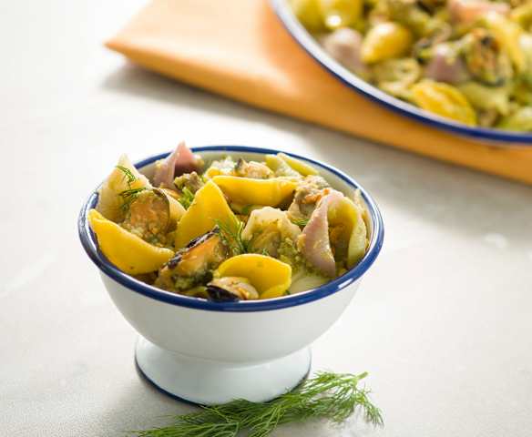 Conchas de pasta con marisco y tapenade