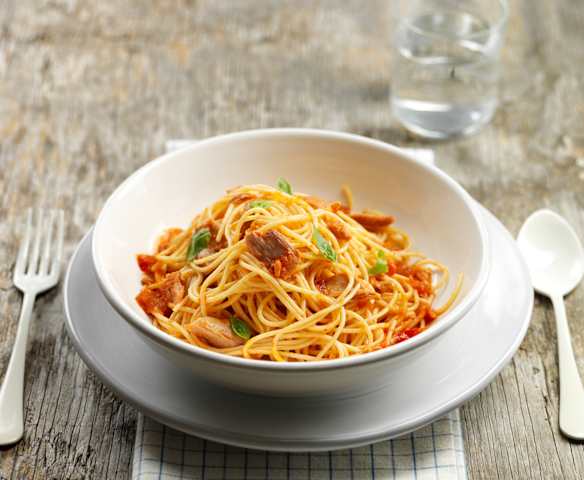 Esparguete com atum e molho arrabiata