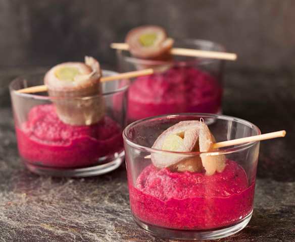 Spuma di barbabietola con aringhe