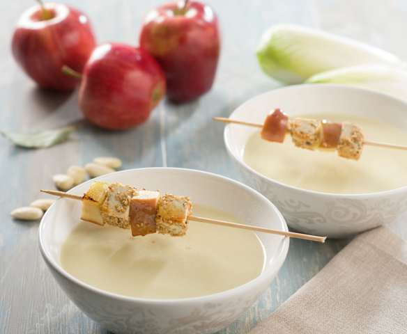 Sopa de endibia y manzana con brocheta de tofu