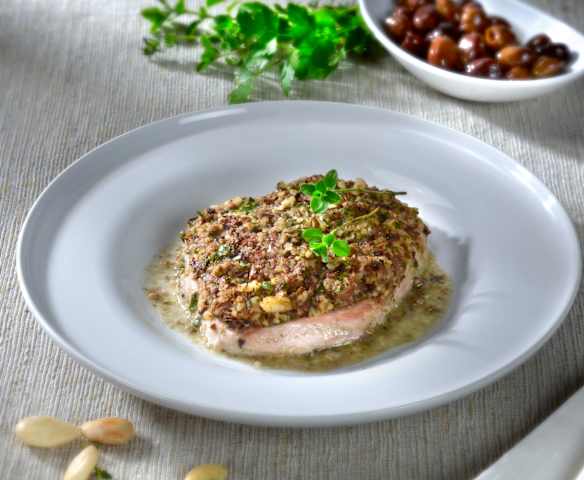Atún con pesto de almendras y aceitunas