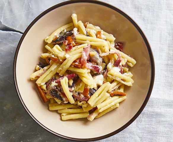 Casarecce radicchio, carote e prosciutto