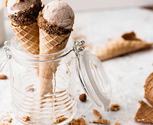 Helado de frutos secos con crumble de cítricos y flores Helado de frutos secos con crumble de cítricos y flores