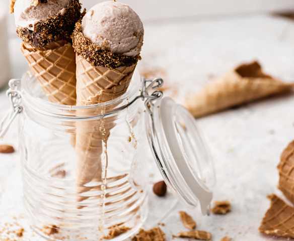 Crème glacée aux noix, crumble aux agrumes et à la lavande