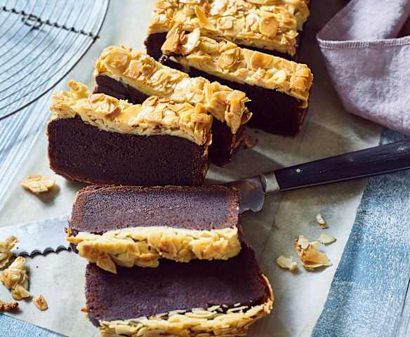 Schokoladenkuchen mit Bienenstichkruste Schokoladenkuchen mit Bienenstichkruste