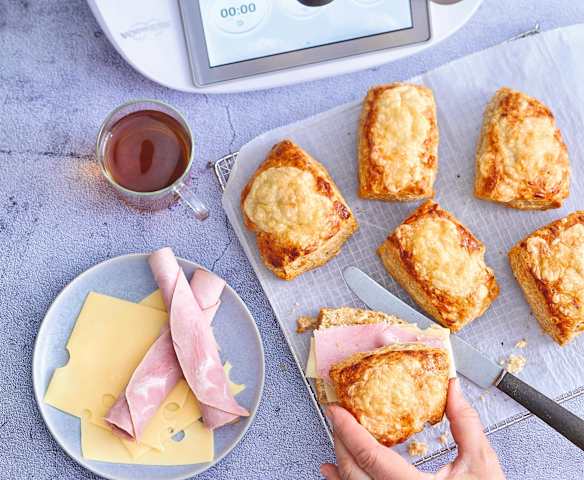 Scones salés en sandwichs chauds au jambon et fromage