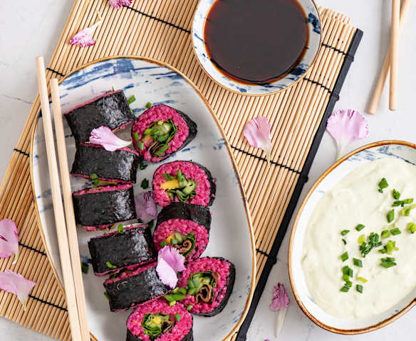 Różowe sushi z warzywami i sosem awokado-wasabi