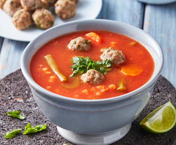 Sopa de verduras y albóndigas