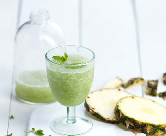 Cocktail de rum, ananás e hortelã