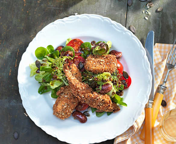 Backhendlsalat mit Kürbiskernen