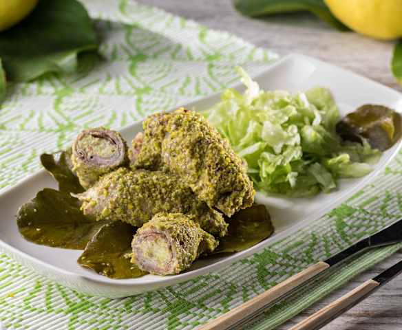 Involtini di vitello al vapore con insalata verde veloce