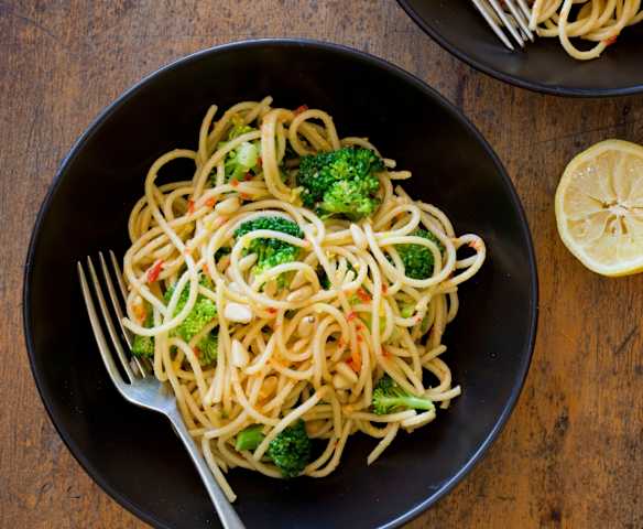 Broccoli, Chilli and Pine Nut Spaghetti Broccoli, Chilli and Pine Nut Spaghetti