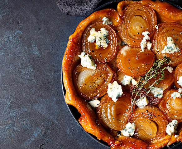 Tarta Tatin de cebolla con caramelo a las hierbas Tarta Tatin de cebolla con caramelo a las hierbas