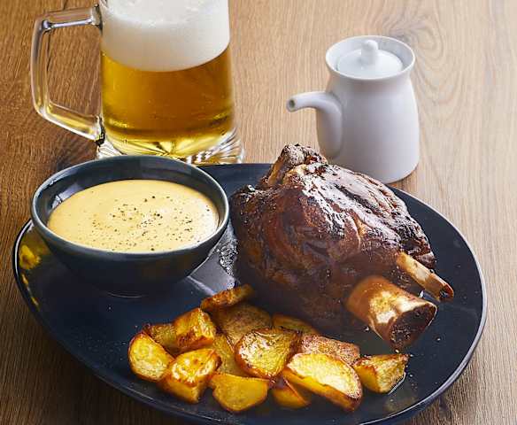 Stinco di maiale con patate Stinco di maiale con patate