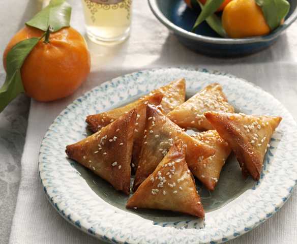 Briouats aux amandes, miel et graines de sésame