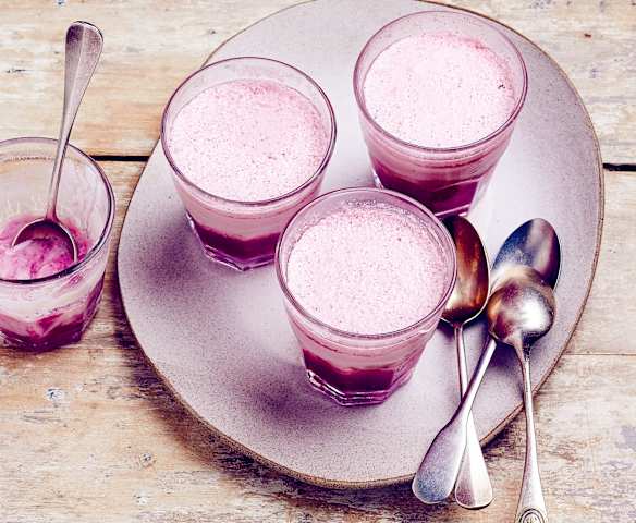 Yaourts à la vanille, coulis de fruits rouges filtré