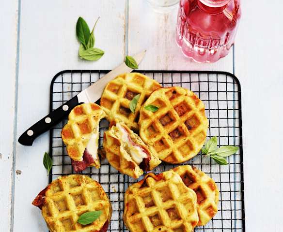 Gaufres au jambon, mozzarella et pesto