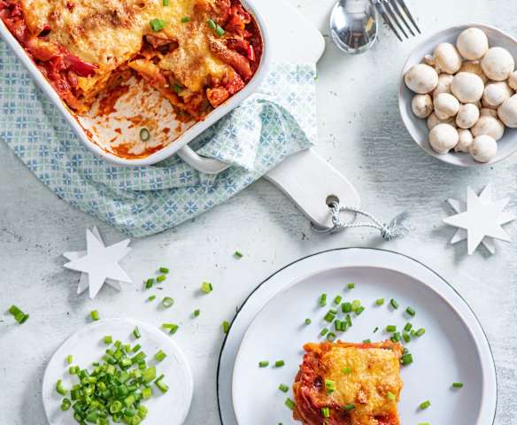 Zapiekanka makaronowa z pieczarkami, papryką i kiełbasą