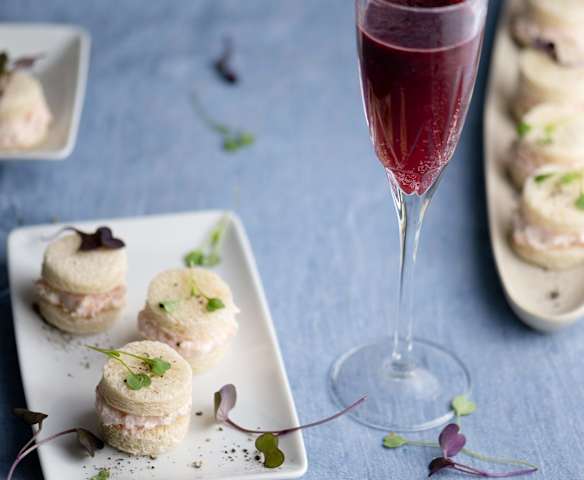 Cóctel de arándanos con canapés de gambas