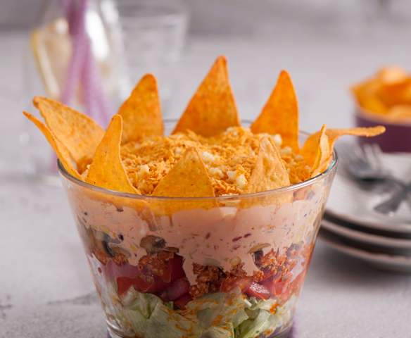 Sałatka w stylu meksykańskim z mięsem i nachos
