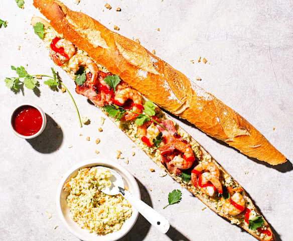 Sandwich aux crevettes, au bacon et à la salade de chou