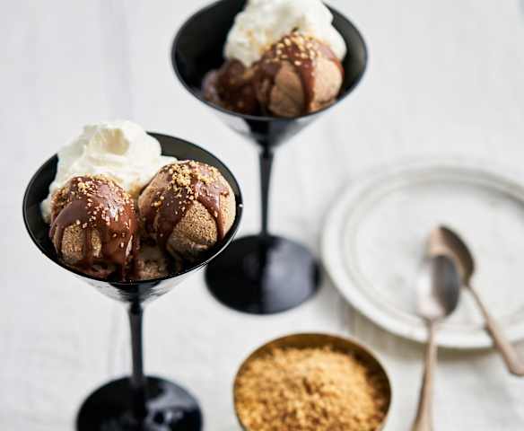 Gelado de avelã com chocolate quente e chantilly Gelado de avelã com chocolate quente e chantilly