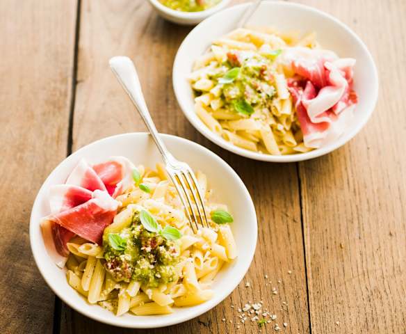 Penne au pesto et jambon cru