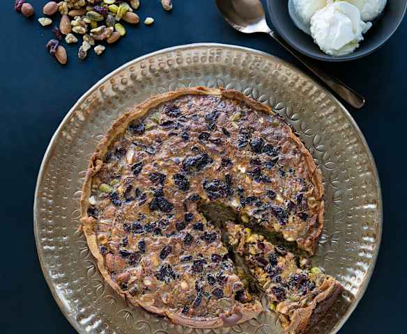 Τάρτα με ξηρούς καρπούς και κράνμπερις