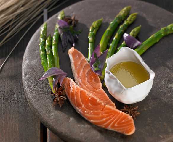 Warmer Spargelsalat mit gebeiztem Lachs und Sternanis