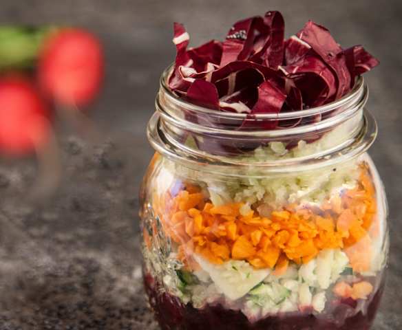 Ensalada de verduras en tarro crudivegana