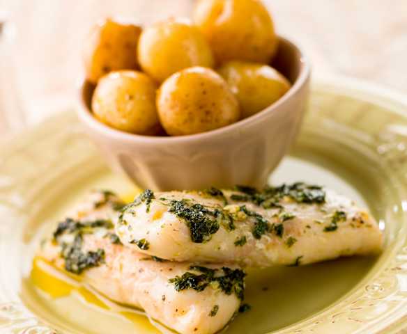 Lombinhos de pescada com alho e coentros e batatinhas Lombinhos de pescada com alho e coentros e batatinhas