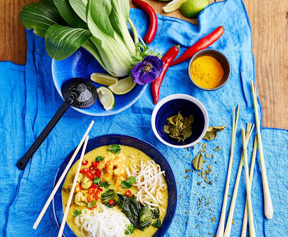 Laksa de camarão e frango
