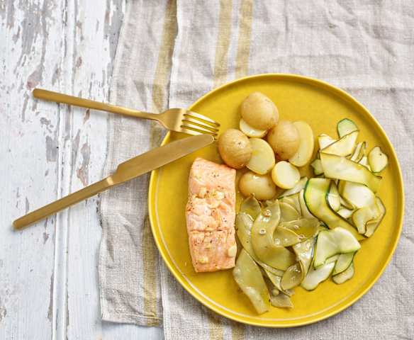 Salmão com batata nova e legumes de verão