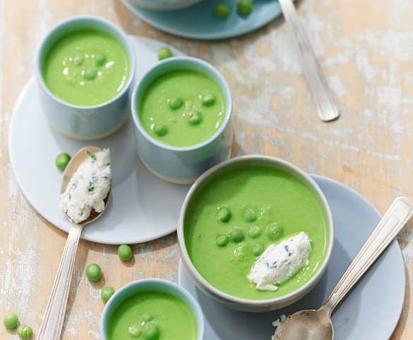 Velouté de petits pois, quenelle de fromage