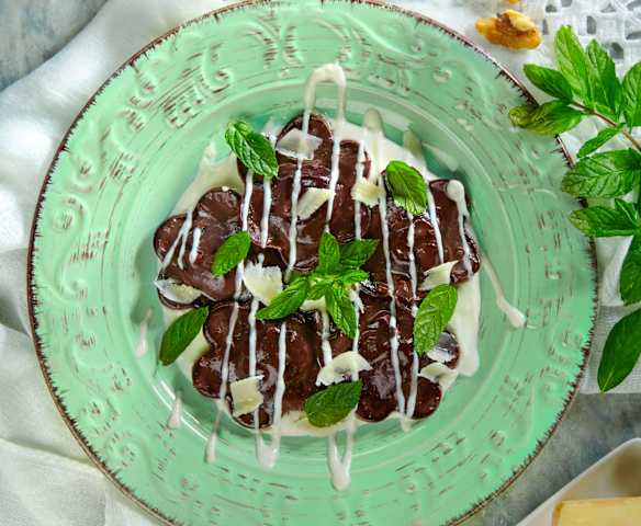 Ravioli di cacao con frutta secca in crema di formaggi