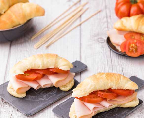 Brioche con tacchino arrosto e pomodoro fresco