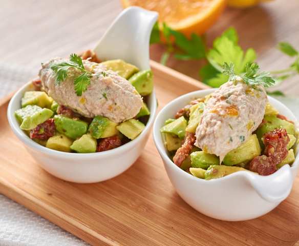 Tartar de aguacate y tomates secos con mousse de atún