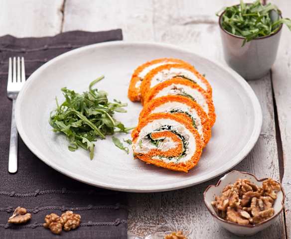 Rolada paprykowa z serem kozim, rukolą i orzechami włoskimi