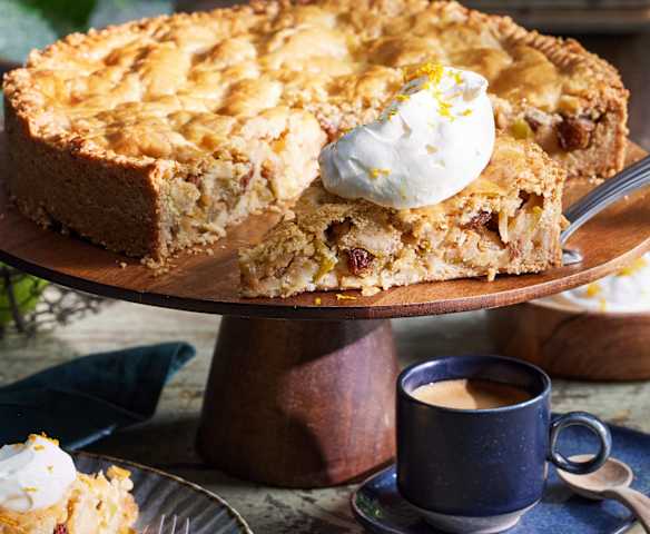 Gedeckter Apfelkuchen mit karamellisierten Äpfeln