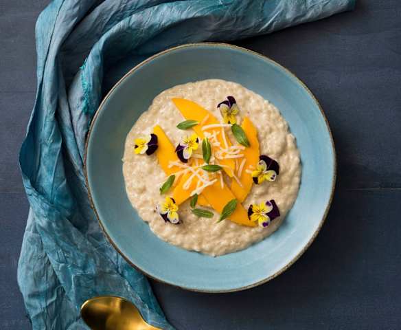 Coconut rice pudding with fresh mango