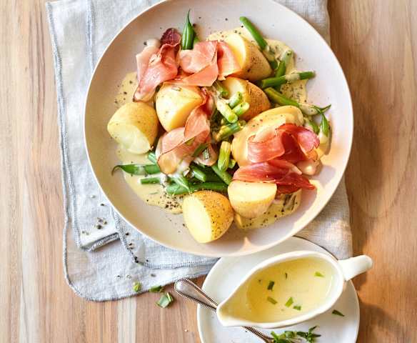 Frühkartoffeln mit Brechbohnen, Schinken und Béarnaise