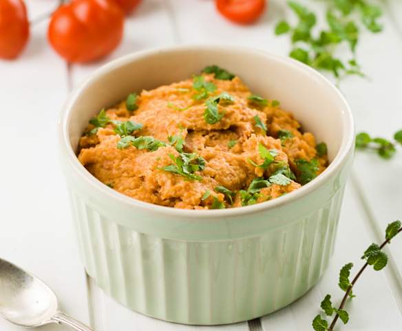 Broteintopf mit Zwiebeln und Tomaten