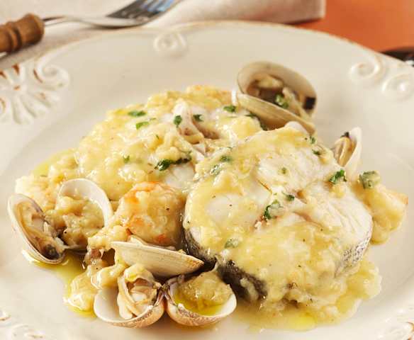 Merluza en salsa verde con gambas y chirlas