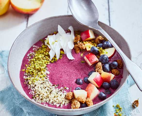 Beeren-Smoothie Bowl mit Maulbeeren