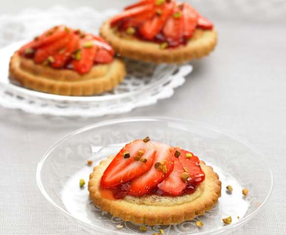 Tartelette fine aux fraises et crème à la pistache